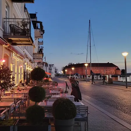 1 60m From The Harbor Appartement