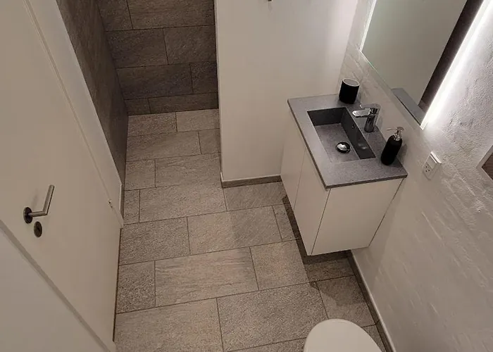 1 60m From The Harbor